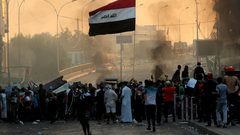 متظاهرون يقطعون الطرق ويعطلون "حركة النفط" في العراق