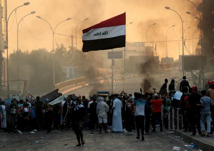 متظاهرون يقطعون الطرق ويعطلون "حركة النفط" في العراق