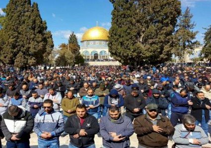 30 ألفاً يؤدون صلاة الجمعة في الأقصى