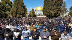 30 ألفاً يؤدون صلاة الجمعة في الأقصى