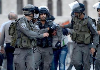 بعد الاعتداء عليهم.. الاحتلال يعتقل أربعة مواطنين في العيساوية