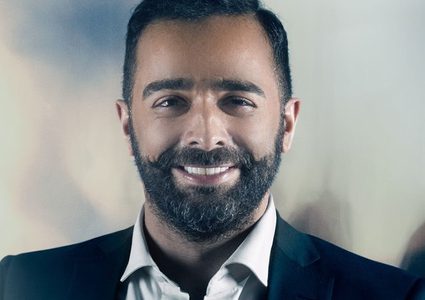 الإعلامي الكويتي حمد العلي يسخر من الزي التقليدي الهندي