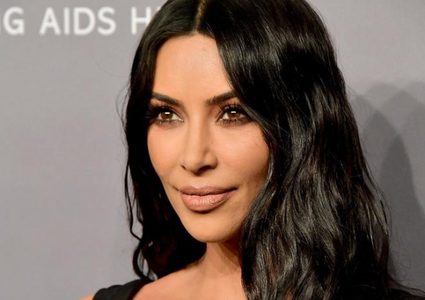 كيم كارداشيان تهدي ابنتيها جاكيت مايكل جاكسون