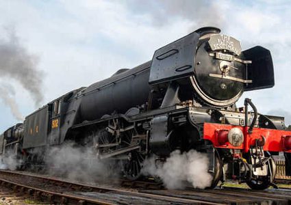 روسيا.. ثلاثة رجال يسحبون قطارا يزن 1000 طن!