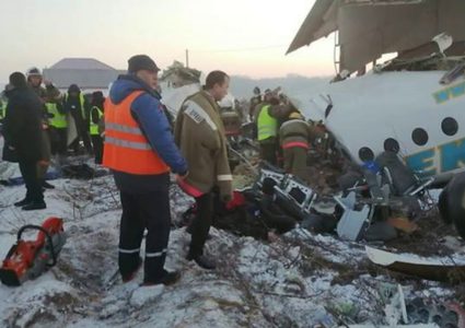شاهد لحظة إنقاذ رضيع من بين حطام طائرة كازخستانية