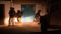 الاحتلال يعتقل مواطناً غرب الخليل