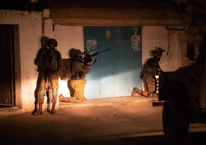 الاحتلال يعتقل مواطناً غرب الخليل