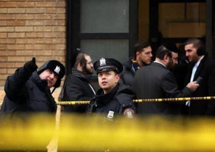 عملية طعن لـ 15 شخصا قرب كنيس يهودي في نيويورك
