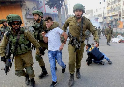 الخليل: الاحتلال يعتقل طفلا من مخيم العروب