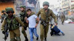 الخليل: الاحتلال يعتقل طفلا من مخيم العروب