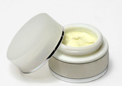 نتيجة صادمة لصحة سيدة استخدمت الكريمات لفترة طويلة