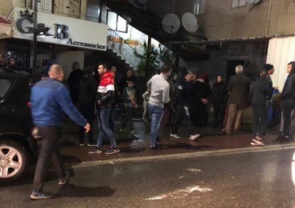 شجار تخلله إطلاق نار وإضرام النار بمركبات