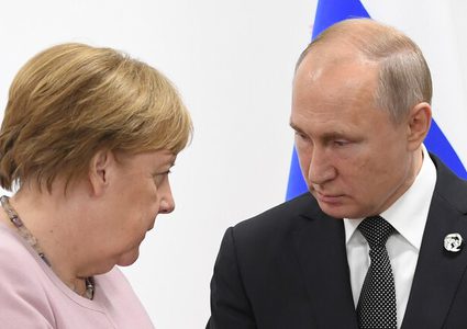 بوتين وميركل يؤكدان ضرورة تكثيف الجهود الدبلوماسية في ليبيا