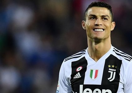 رونالدو يتوج كأفضل لاعب بالعالم في دبي جلوب سوكر العالمية