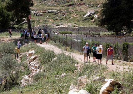 مستوطنون يقتحمون منطقة برك سليمان