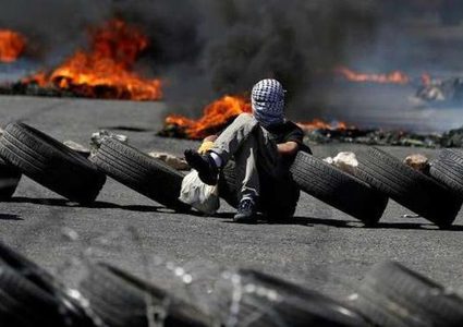 الاحتلال يسمع بادخال اطارات المركبات "الكاوشوك" إلى قطاع غزة