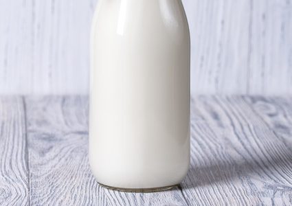 جنوب أفريقيا.. يرصفون الطرق باستخدام زجاجات الحليب