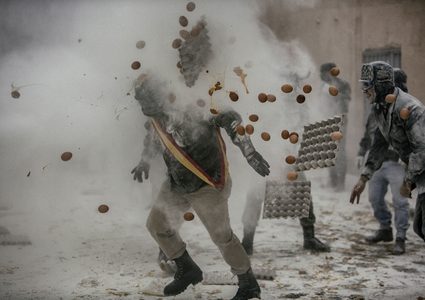 حرب الطحين والبيض تشتعل في إسبانيا