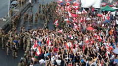 لبنانيون يتظاهرون أمام المصارف