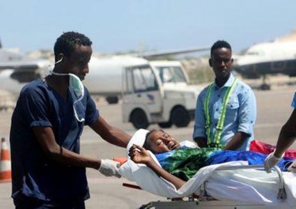 تركيا تجلي مصابين بعد انفجار مقديشو