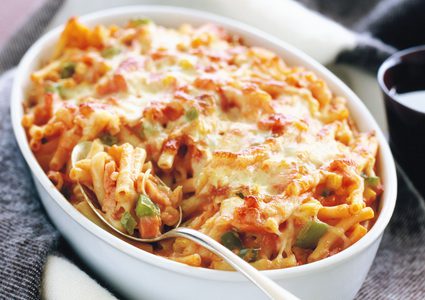 مكرونة بالفرن بالطماطم وجبن الموزريلا