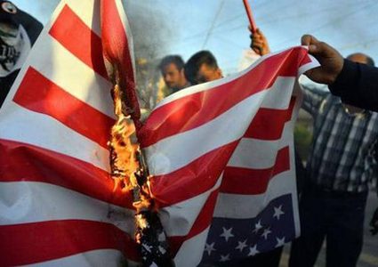 بغداد: متظاهرون يقتحمون مقر السفارة الأميركية