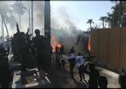 متظاهرون يحرقون بوابة السفارة الأمريكية في بغداد