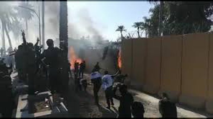 متظاهرون يحرقون بوابة السفارة الأمريكية في بغداد