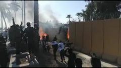 متظاهرون يحرقون بوابة السفارة الأمريكية في بغداد