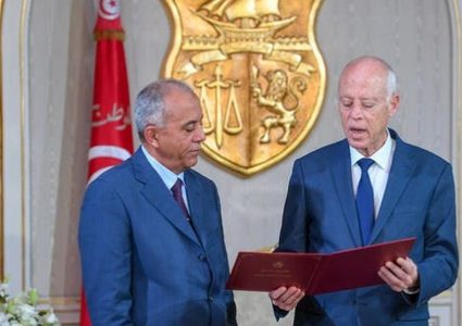 تونس: رئيس الوزراء يقدم للرئيس تشكيلة الحكومة الجديدة
