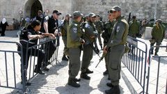 قوات الاحتلال تزيل رايات فتح من عدة أحياء في القدس
