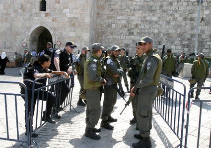 قوات الاحتلال تزيل رايات فتح من عدة أحياء في القدس