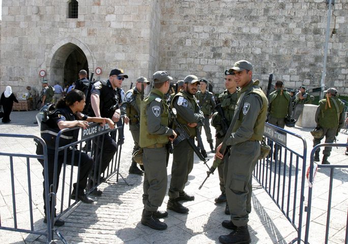 قوات الاحتلال تزيل رايات فتح من عدة أحياء في القدس