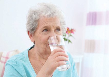لكبار السن.. نصائح طبية للتخفيف من اضطراب "جفاف الفم"