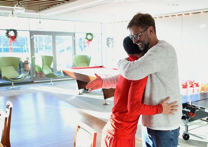 يورغن كلوب يستقبل اللاعب الجديد الياباني تاكومي مينامينو