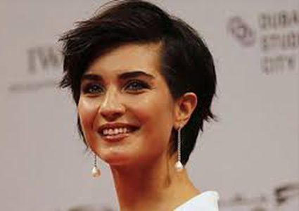 النجمة التركية توبا بويوكستون تفاجئ الجمهور