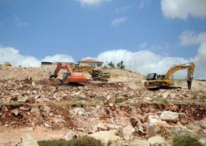 الاحتلال يجرف مساحات واسعة من أراضي عسلة شرق قلقيلية
