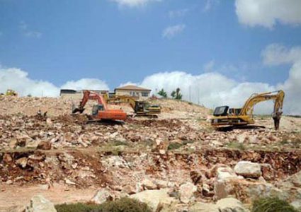 الاحتلال يجرف مساحات واسعة من أراضي عسلة شرق قلقيلية