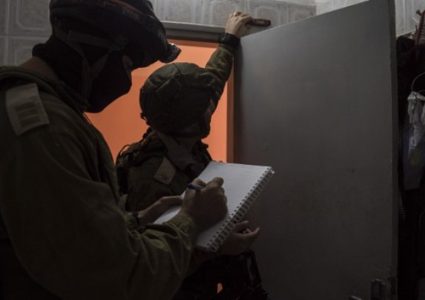 الاحتلال يأخذ قياسات منزل عائلة الاسيرين كرمل وقسام البرغوثي