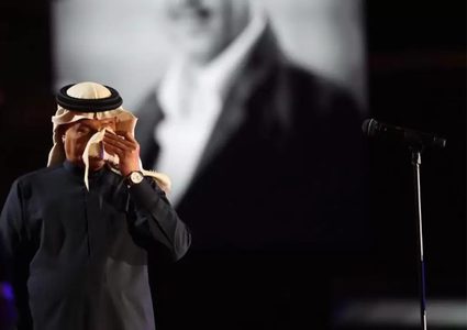 الفنان السعودي محمد عبده يبكي على المسرح
