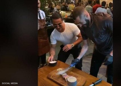 كريم بنزيمة يتناول شرائح اللحم المطعمة بالذهب