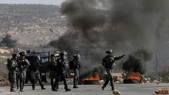 الخليل: إصابات بالاختناق خلال اقتحام الاحتلال بلدة بيت أمر