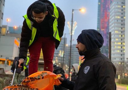بريطانيا..مئات المسلمين يتطوعون لتنظيف مخلفات الاحتفال برأس السنة