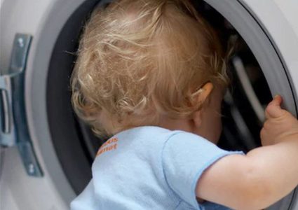 حبست طفلها داخل الغسالة وأدارتها