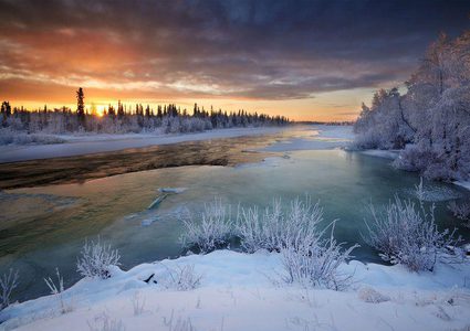 سيبيريا.. مواطن يعجز عن تناول طعامه بسبب تجمده قبل وصوله إلى فمه!