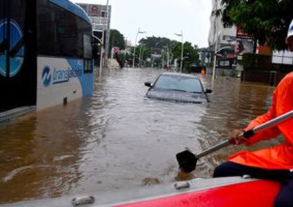 ارتفاع ضحايا السيول بإندونيسيا لـ "43" قتيلاً