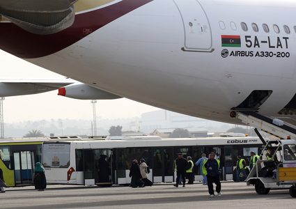 توقف حركة الملاحة الجوية في مطار معيتيقة جراء سقوط صواريخ بجانبه