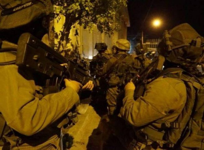قوات الاحتلال تعتقل 4 مواطنين على مدخل مخيم العروب