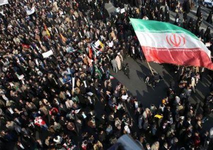 العراقيون يشيعون الجنرال سليماني والقيادي المهندس