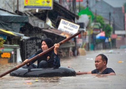 53 قتيلا جراء الفيضانات في اندونيسيا